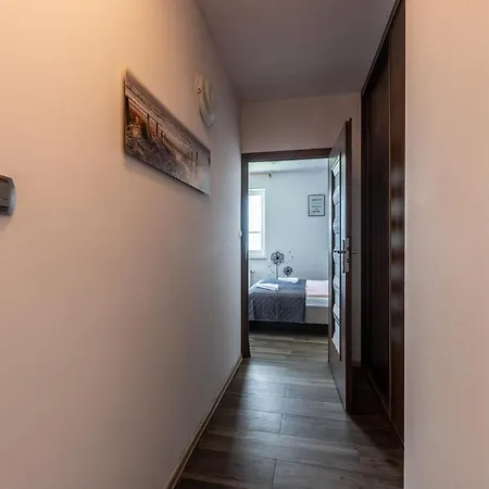 Victus Cozy With Underground Parking By Renters Apartment *